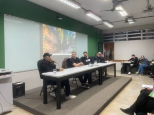 Mesa redonda debate formas de comunicação alternativa no cotidiano